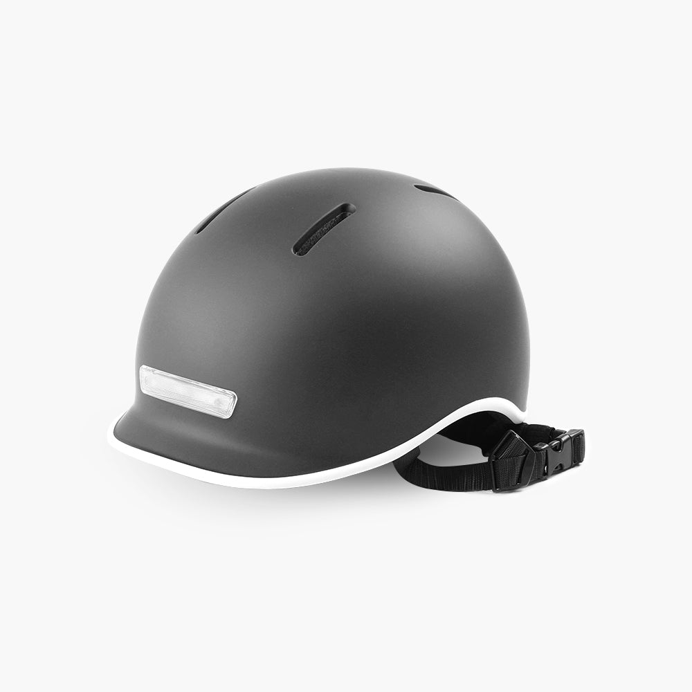 Stylischer Helm mit Licht