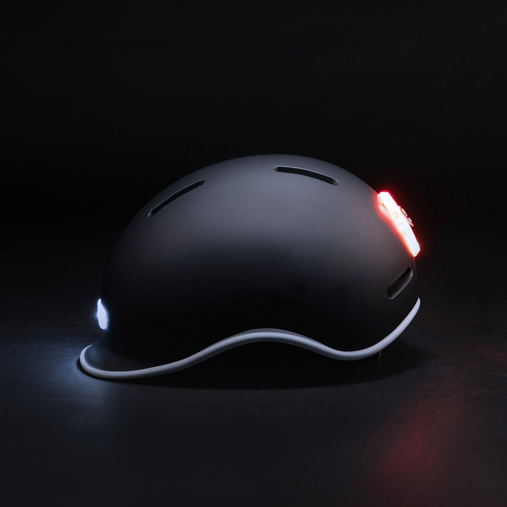 Stylischer Helm mit Licht