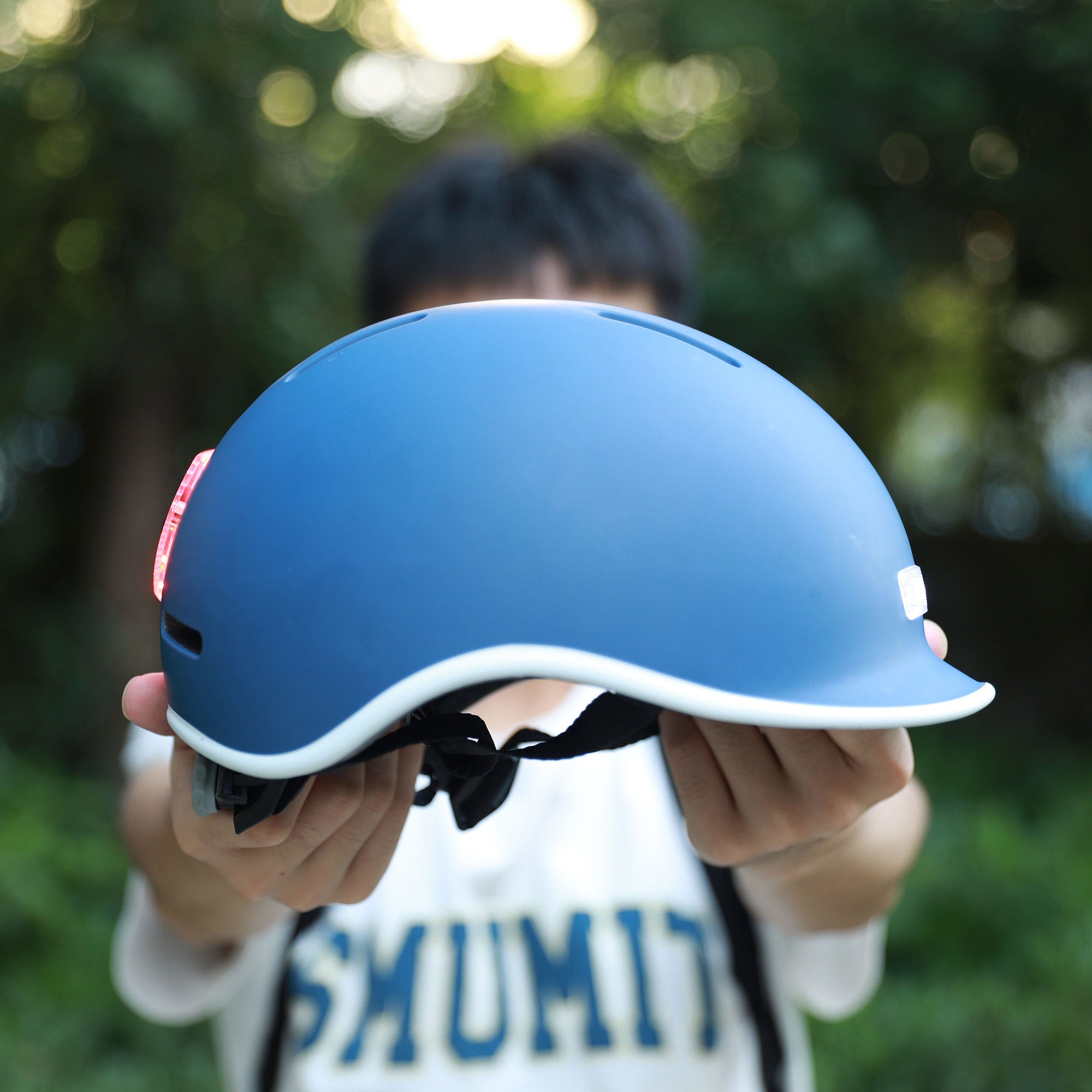 Stylischer Helm mit Licht