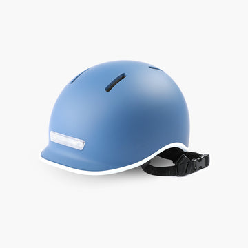 Stylischer Helm mit Licht