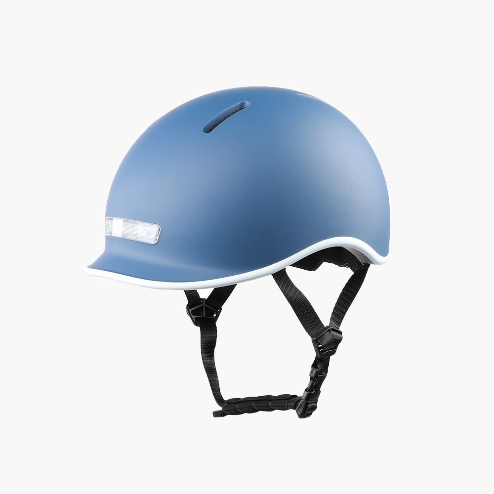 Stylischer Helm mit Licht